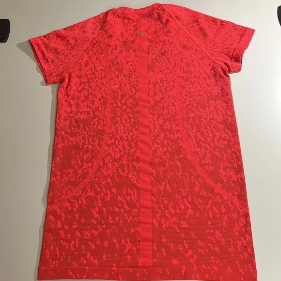 Lululemon Swiftly Tech Short Sleeve 2.0 Covered Camo Red Rock/Flare  Size 8 - Picture 6 of 8